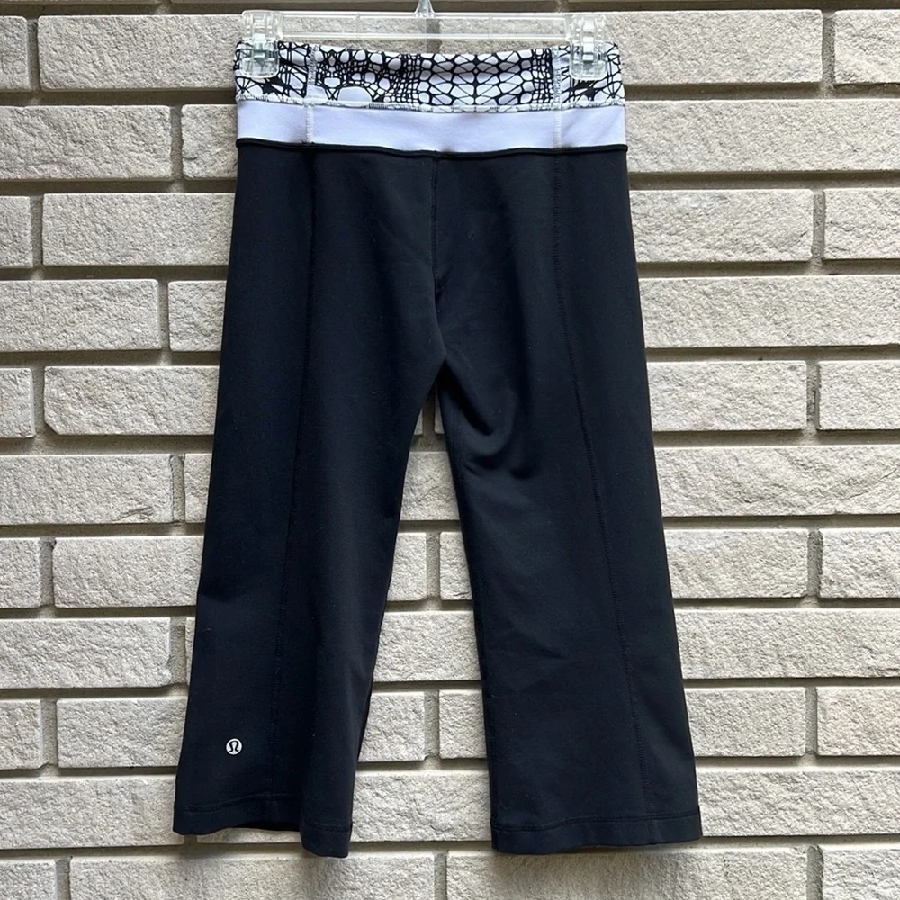 Lululemon Groove Crop Black / White Black Glacier Lace *Reversible Size 2 - Picture 9 of 14